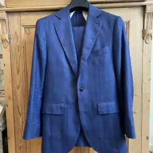 En blå linnekostym som endast burits en gång under ett underbart bröllop i Rom. Då det är linne så blir tyget lätt skrynkligt, men på ett härligt bohemiskt vis. Den är i fint skick. Säljes pga att jag blivit för bitig över axlarna.