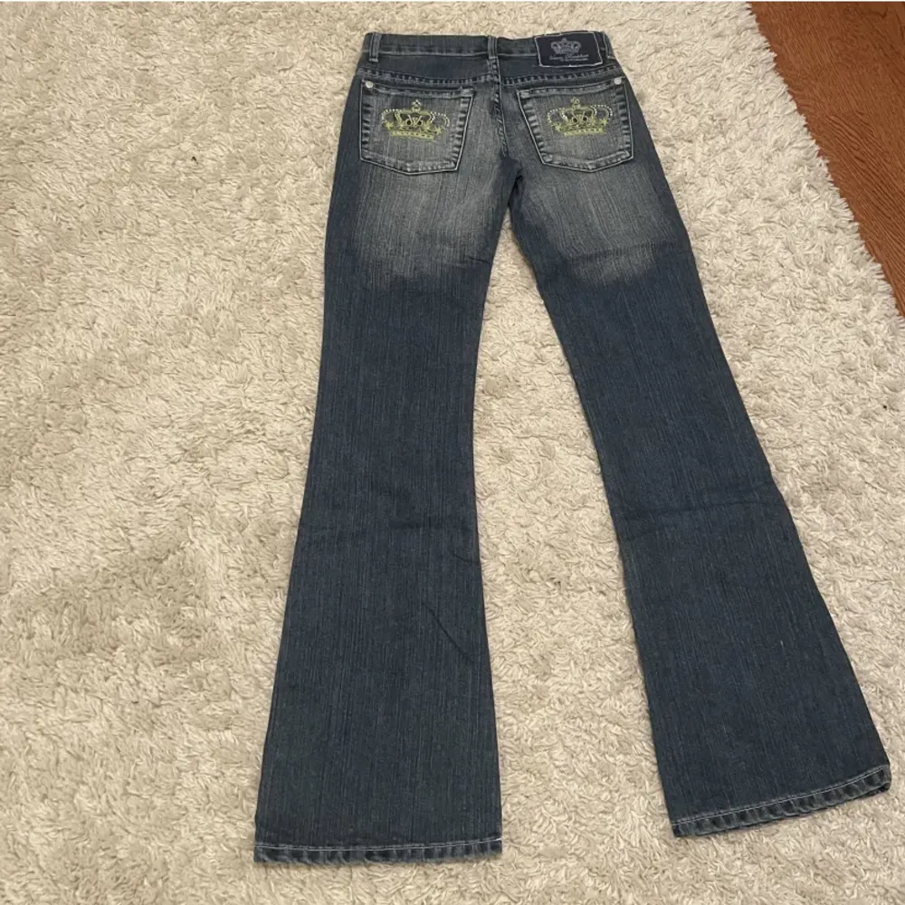 Ett par as snygga lågmidjade bootcut Victoria Beckham jeans. Köpta här på plick men var tyvärr lite för små:( midjemåttet är 35cm tvärsöver och innerbenslängden är 83cm💗. Jeans & Byxor.