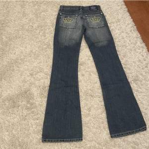 Ett par as snygga lågmidjade bootcut Victoria Beckham jeans. Köpta här på plick men var tyvärr lite för små:( midjemåttet är 35cm tvärsöver och innerbenslängden är 83cm💗