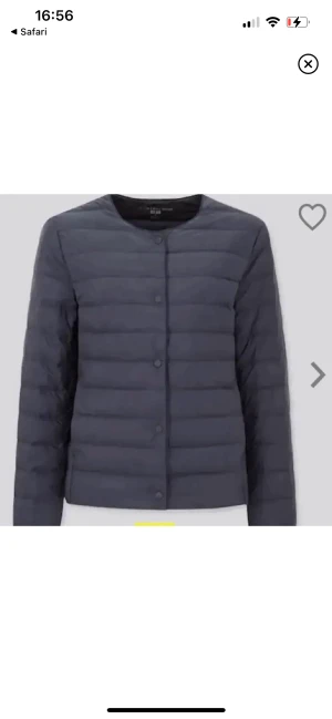 Uniqlo jacka  - Säljer denna jättefina jackan❤️ som jag har andvändt den är super fin och trendig perfekt till hösten❤️ skriv för mer bilder och Intresse❤️ köpt för 800
