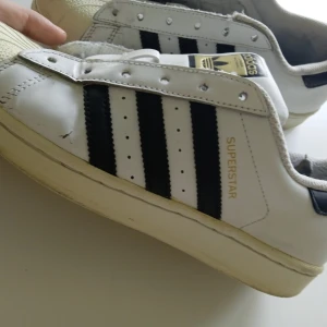 Adidas superstar skor storlek 37  - Adidas använt skick inga skosnören storlek 37 2/3 