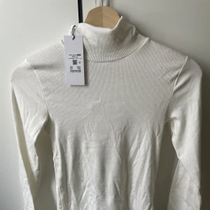 Vit ribbad tröja - Vit ribbad tröja från Cubus, aldrig använd med lappen kvar. Nypris 249 kr säljer för 50 kr🫶🏻🫶🏻 I nacken står det WOW med silvriga bokstäver. Storlek 146/152 men passar XXS och säkert XS för den är väldigt stretchig🫶🏻