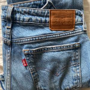 Säljer dessa skitsnygga och populära Levis jeansen pga fel storlek. Använda men inte slitna (kan skicka fler bilder på skick och passform om efterfrågat). Billigare vid snabbt köp!!💕 Originalpris  1195!