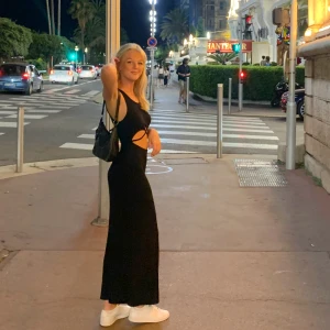 Svart långklänning - Säljer den här ursnygga partyklänningen då den inte kommer till användning. Sitter passande på kroppen med en snygg öppning under bysten. Köpt för 599 kr. I perfekt skick💕