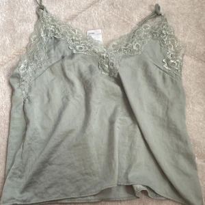 Linne - Ljusgrönt linne från H&M I storkek S   