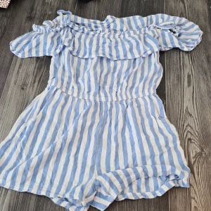 Barn kläder storlek 140 - T-shirten 134/140 mjukisbyxorna storlek 140 byxdress storlek 134 adidasbyxorna står ej storlek men tror typ 146 eller 140 Markus och martinus tröjan 146/152 men liten i storleken 