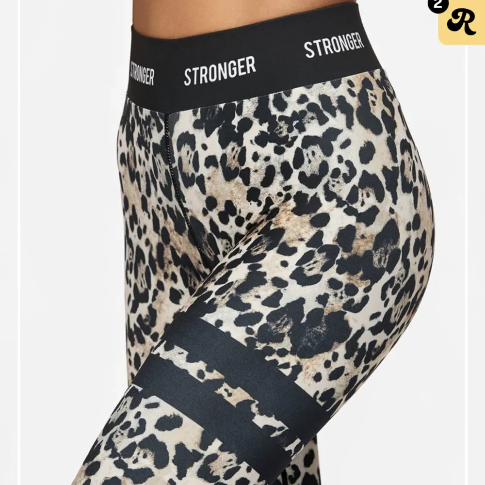 Ett par leopard mönstrade träningstights ifrån märket stronger. Mycket fint skick! Byxorna köptes för 799 men säljer endast för 250! . Jeans & Byxor.