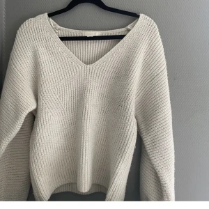 Stickad tröja  - En stickad tröja från hm som inte säljs längre , storlek S men passar både XS och S. Är i bra skick! (OBS lånas bild!)
