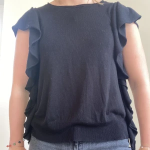 Tröja volanger  - Svart tröja med volanger 