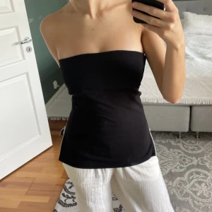 Zara topp  - Zara topp med dragkedjor på sidorna som man kan stänga helt eller ha öppet. 