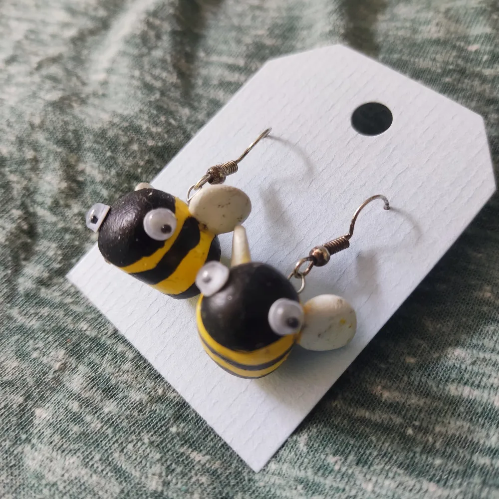 Bee earrings with googly eyes in polymer clay, made by me☺️. Accessoarer.