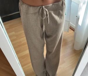 Kashmir mjukisbyxor - 100 % Kashmir byxor från davida! Köpta för 2400! De är storlek L/XL men är ganska små och sitter precis som på bilden på en person som brukar ha S eller M.