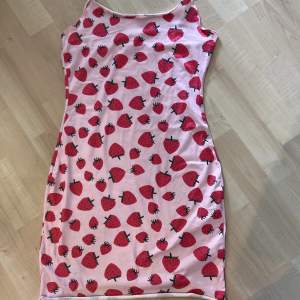 Fin jordgubbs klänning har bara använt den 1 gång precis som ny jätte skönt material dem sitter tight 