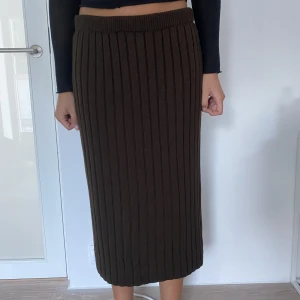 Kjol  - Stickad midikjol från nakd med slits på sidan. I bra skick 🩵 Modellen är 178 cm lång