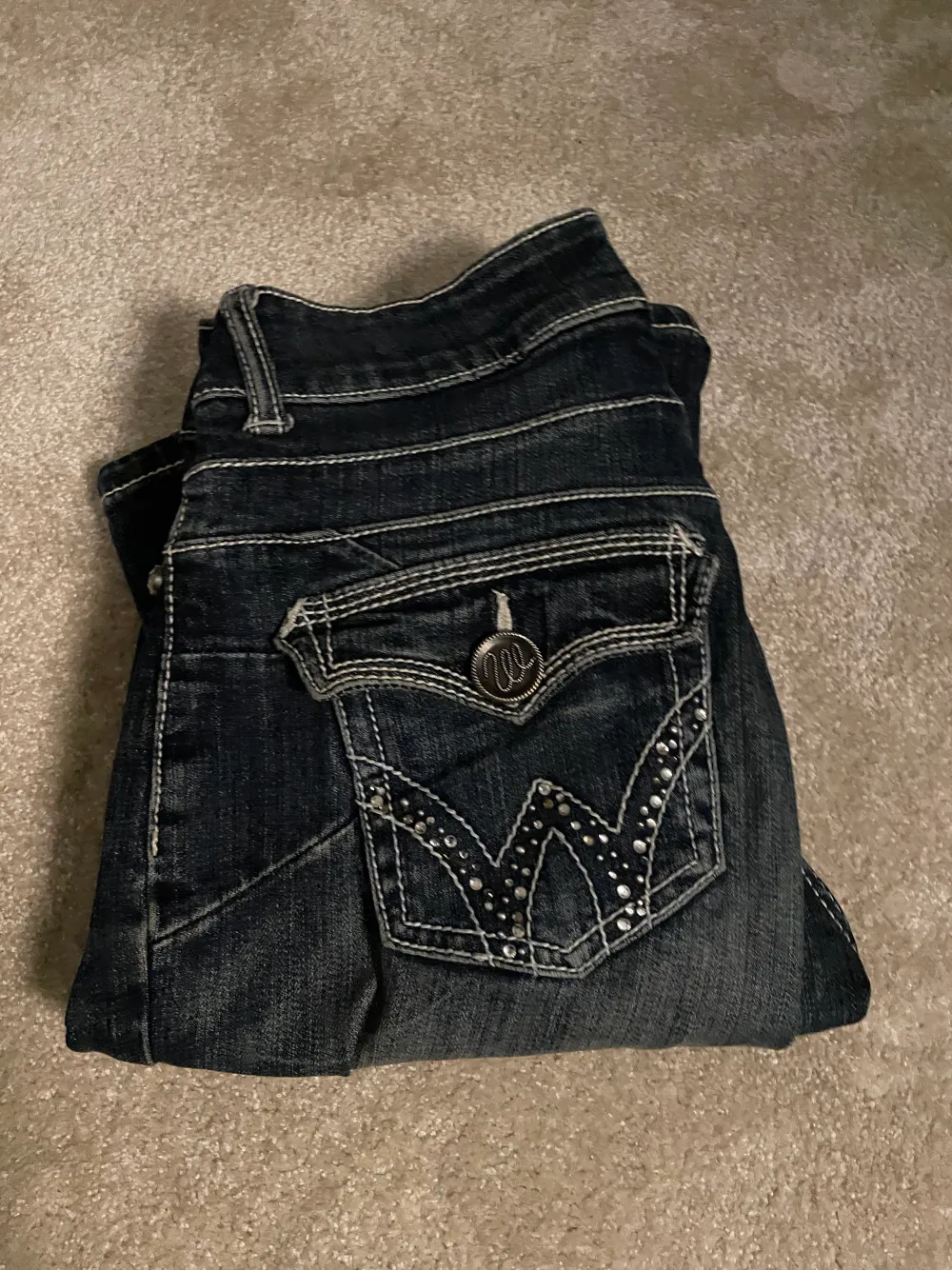 Säljer mina jättefina bootcut lågidjade jeans då de är lite för korta för mig som är 172💘 de står ingen storlek i byxorna men skulle säga att det är storlek xs ungefär💘. Jeans & Byxor.