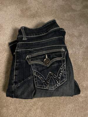 Säljer mina jättefina bootcut lågidjade jeans då de är lite för korta för mig som är 172💘 de står ingen storlek i byxorna men skulle säga att det är storlek xs ungefär💘