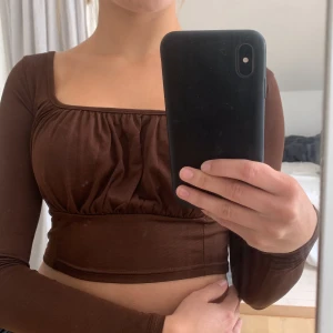 Brun topp  - Kroppad långärmad tröja, knappast använd 