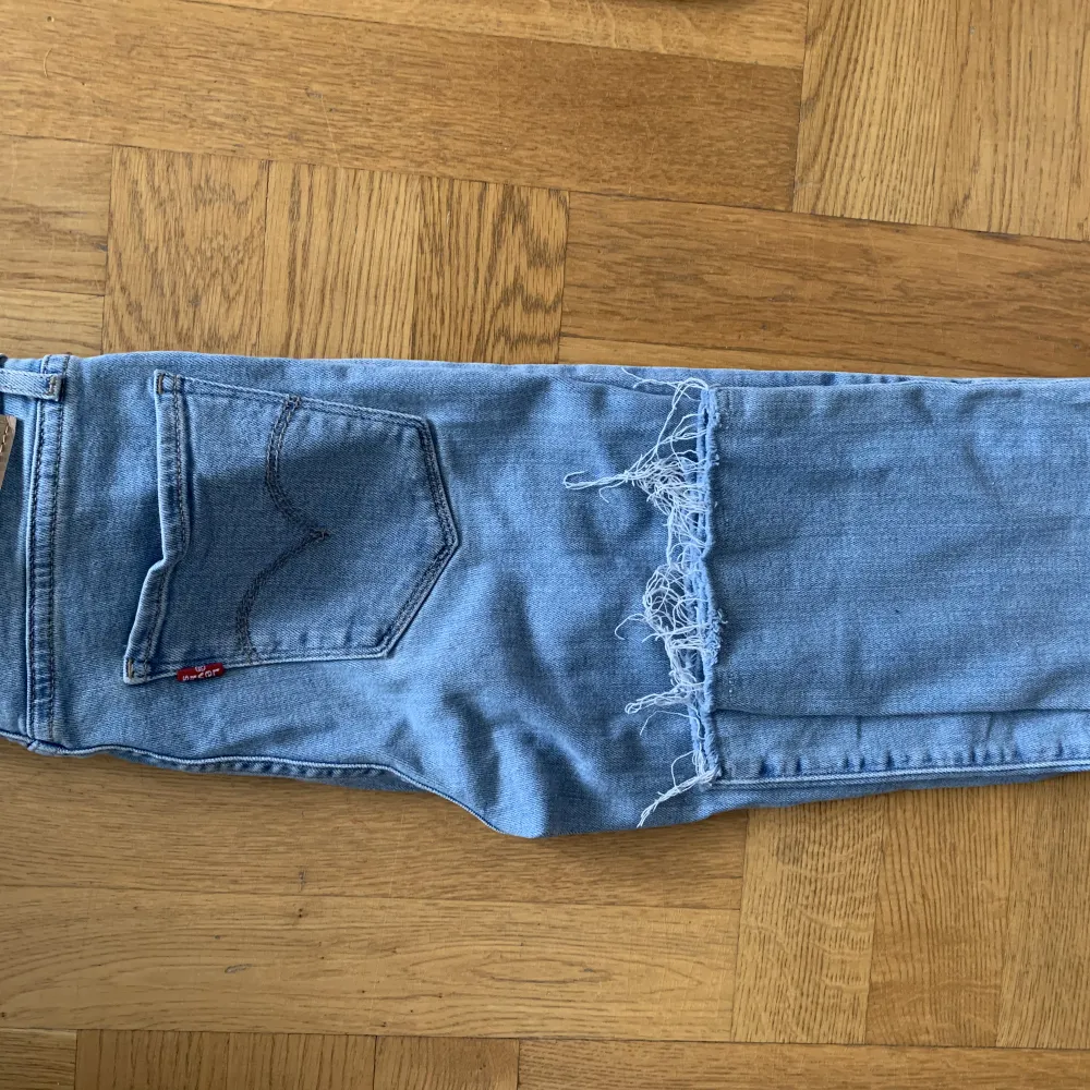 Jeans från Levi’s i modellen ”high rise straight”. Storlek 25. Köpta för 1199kr. Bra skick. . Jeans & Byxor.