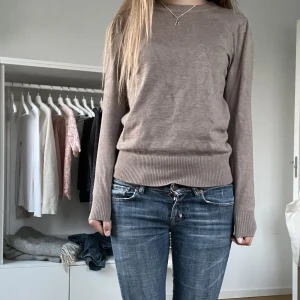Stickad tröja  - Stickad tröja som ja köpt på åhlens för nått år sen som ja inte använder längre, superfint skick💞 TRYCK PÅ KÖP NU