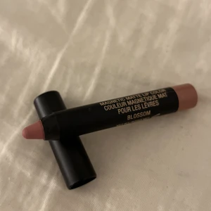 Läppenna - En läppenna från nudestix i färgen blossom som också går o använda som läppstift osv🤍Den är helt oanvänd, Orginalpris: 299kr, säljer för 45kr