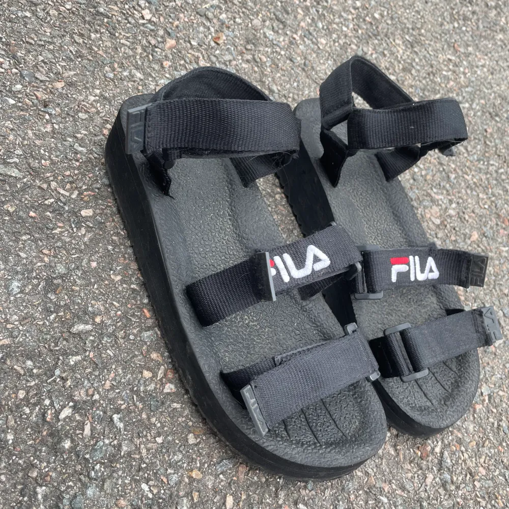 Tofflor/sandaler från Fila. I storlek 40-41. I bra skick. . Kengät.