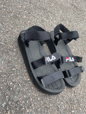 Sandaler/tofflor från FILA - Tofflor/sandaler från Fila. I storlek 40-41. I bra skick. 