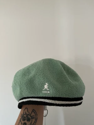 Kangol  - Aldrig använd bermuda/beret från kangol i strl M. Nypris är 649kr men säljer den för 250kr