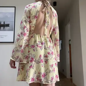 Blommig klänning från NA-KD köpt på secondhand men aldrig använd av mig! Superfint skick och perfekt för sommaren! 