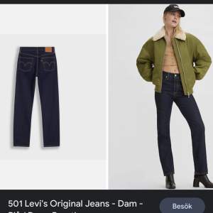 Säljer nu mina as snygga Levis jeans i en mörkblå färg, knappt använda💗