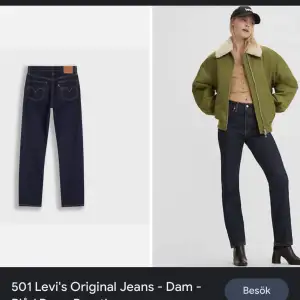 Säljer nu mina as snygga Levis jeans i en mörkblå färg, knappt använda💗