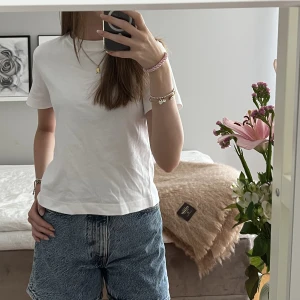 Långa shorts  - Säljer dessa jättefina långa jeans shorts från Zara som även går att rulla upp! Väldigt bra skick 🙏🏼🤍