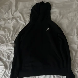Nike hoddie - Riktig Nike hoddie som tyvärr blivit förliten. Original pris 500kr