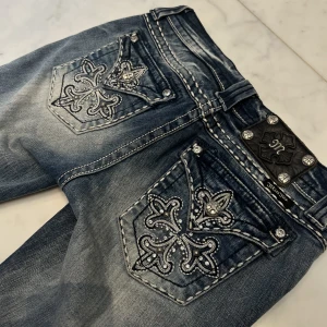 miss me jeans  - ‼️OM MAN VINNER SÅ KÖPER MAN, ENDAST SERIÖSA BUD‼️ lowwaist bootcut miss me jeans med kors på fickorna. superfint skick och i ljusblå tvätt. fina detaljer, strass & rhinestones. st 27. jag är 166. midjemått: 76. innerben; 82. ge direktpris förlag privat. 