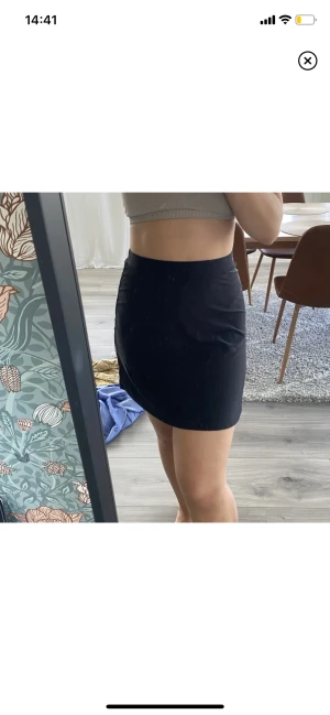 Kjol - Oanvänd 🖤 (tyget är lite blankt)