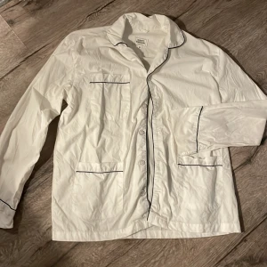 Pyamas Skjorta - Superskön pyamas skjorta från Harry’s Hardware. Endast använt några gånger. Nån liten fläck därav priset. (Går förmodligen bort i tvätten men vill inte lova ngt)🩷