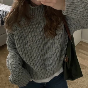 Stickad tröja  - Stickad tröja från hm som passar perfekt nu till hösten. Stor och gosig med polokrage 🍂 