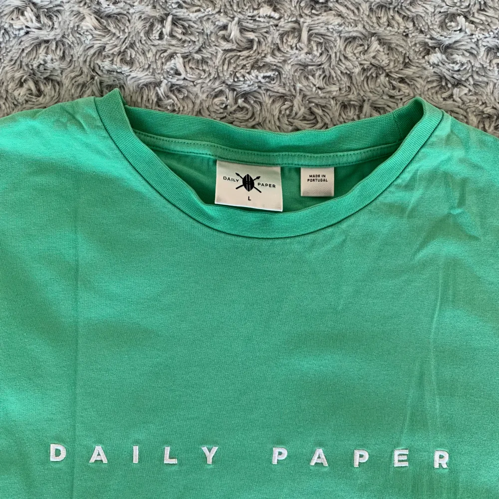 Väldigt fin grön tröja från Daily Paper som inte längre kommer till användning. Den var köpt för ca 600kr ny. Nu den är i mycket fin kondition, manlig storlek L . T-shirts.