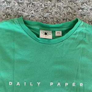 Väldigt fin grön tröja från Daily Paper som inte längre kommer till användning. Den var köpt för ca 600kr ny. Nu den är i mycket fin kondition, manlig storlek L 