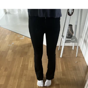 Jeans - Säljer dessa jeansen från SHEIN. Nypriset på dem är 209kr och jag säljer dem för 100kr + frakt. Ni ser längden på första bilden, jag är ca 167.