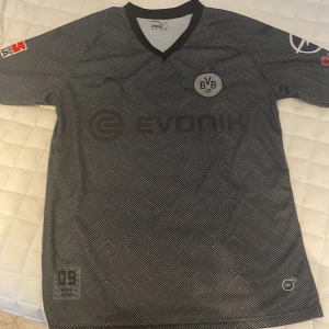 Fotbollströja - Gammal fotbollströja med storlek M, väldigt bra skick, säljs pga att den inte används nu mera. Säljs för  150 kr.