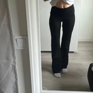 Yoga pants - Svarta byxor från Etirel i storlek S. Kanten går att vika ner för att få mer low waist! Använda några gånger men fortfarande väldigt bra skick. Modellen är ca 165 lång!