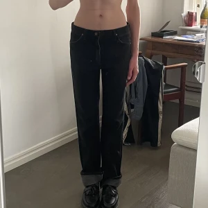 Wrangler jeans  - Enligt min uppfattning utifrån lappar och modell är de här från sent 70-tal/tidigt 80-tal. Storlek 31 X 34. Storleken motsvarar ungefär m. Svarta wrangler jeans i mycket fint skick med slits längst ned på innerbenen. Modellen liknar levis 505. Raka ben. 