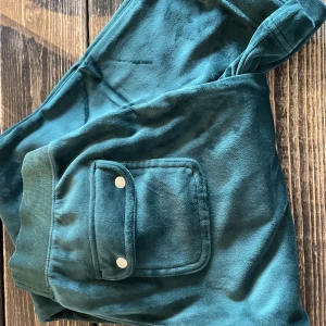 Gröna juicy byxor  - Stl s i nyskick inköpta på Jackie