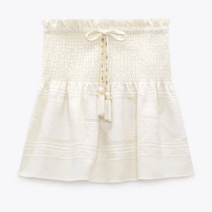 Zara Kjol  - Zara Kjol i jätte bra skick andvänt 1 gång. Ny pris 400kr säljer för 250kr. Pris kan diskuteras!