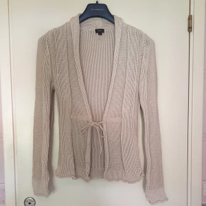 Kofta - En stickad kofta från Lindex i storlek medium. Koftan är i fint skick. Kan skickas på posten eller mötas upp i Eskilstuna