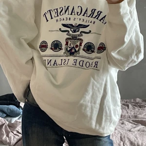 Brandy Melville ” Erica sweatshirt” - Säljer denna sweatshirt från brandy melville i fint skick som jag inte får användning för! Ganska oversized så skulle säga att den passar de flesta storlekar, använd gärna ”köp nu”! 