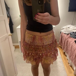 Volang kjol - Superhärlig kjol från zara, säljer pga att den knappt kommit till användning 💗 storlek L men passar mig som har M i vanliga fall 