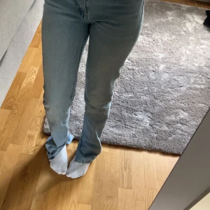 Jeans med slits - Ett par nästan helt nya högmidjade  jeans med slits från zara. Knappt använda då de varit för stora för mig och för ej någon användning av de. Superbra skick och inga fel alls!💞Köpta för 359kr