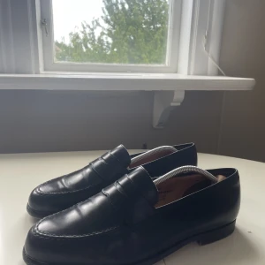 Crockett & Jones Loafer  - Crockett & Jones, Boston.  Använd i gott skick.  Stl: UK 10 1/2 Nypris: 6000kr 