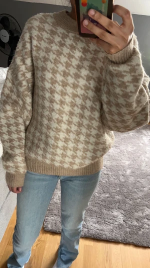 Stickad tröja - Väldigt tjock mönstrad stickad tröja ifrån H&M som jag aldrig använt. Superfint skick och inga fel på den. Säljer då jag inte kommer få nån användning av den💕